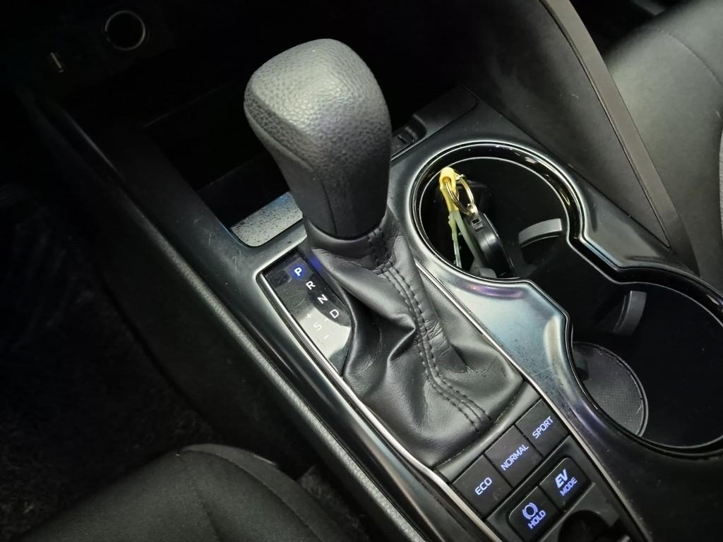 Toyota Camry LE 2.5 Hybrid LE 9