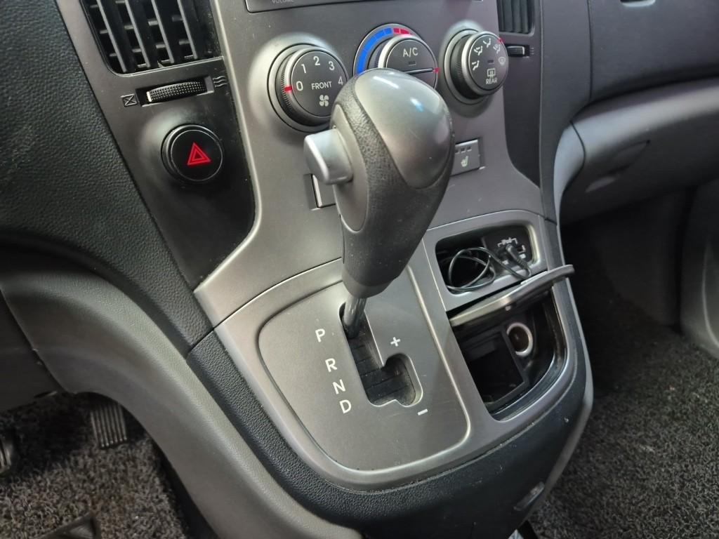 Hyundai Starex Grand CVX Premium 2.5 VGT/ WGT 5 Van 9