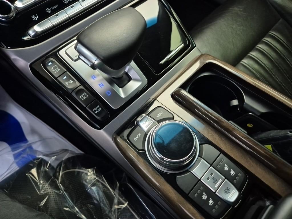 Genesis EQ900 Prestige 5.0 GDi AWD 9