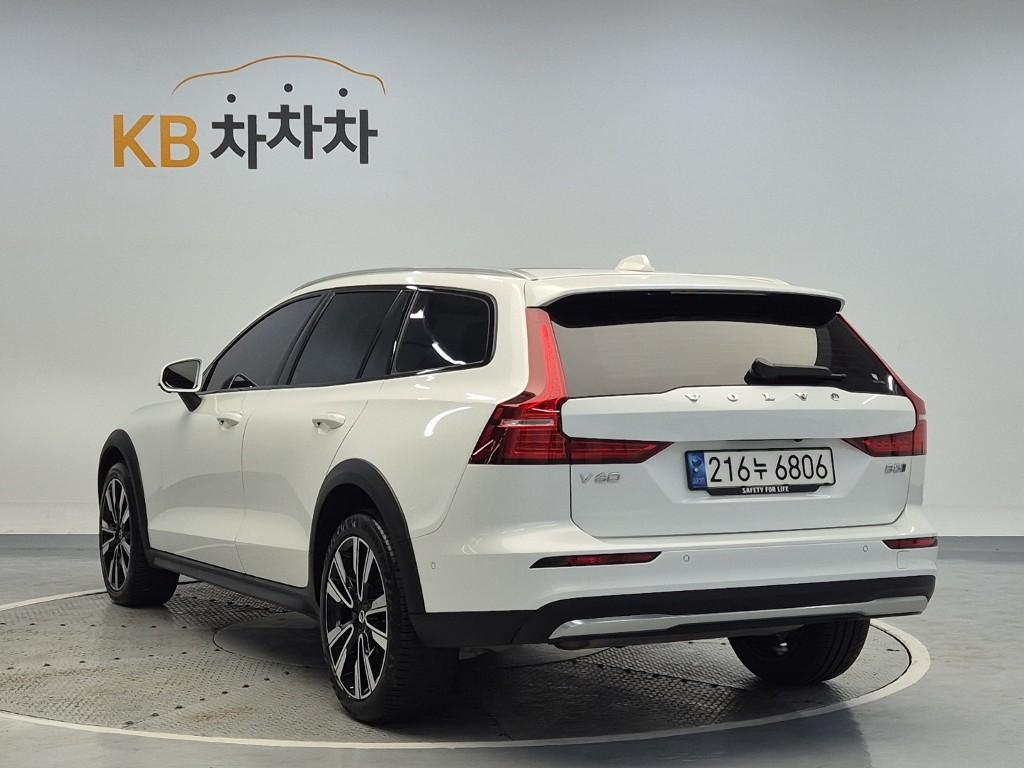Volvo V60 2023 photo 2