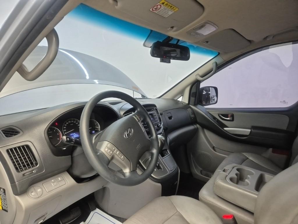 HYUNDAI Grand Starex 3-Seater Diesel Van