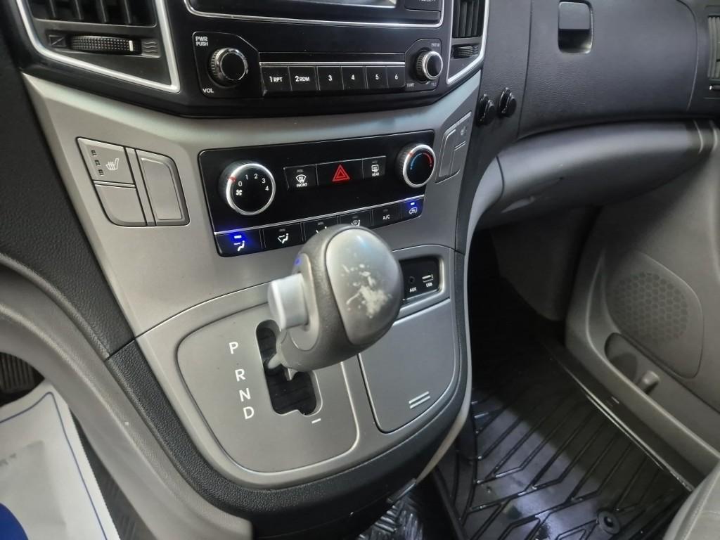 HYUNDAI Grand Starex 3-Seater Diesel Van