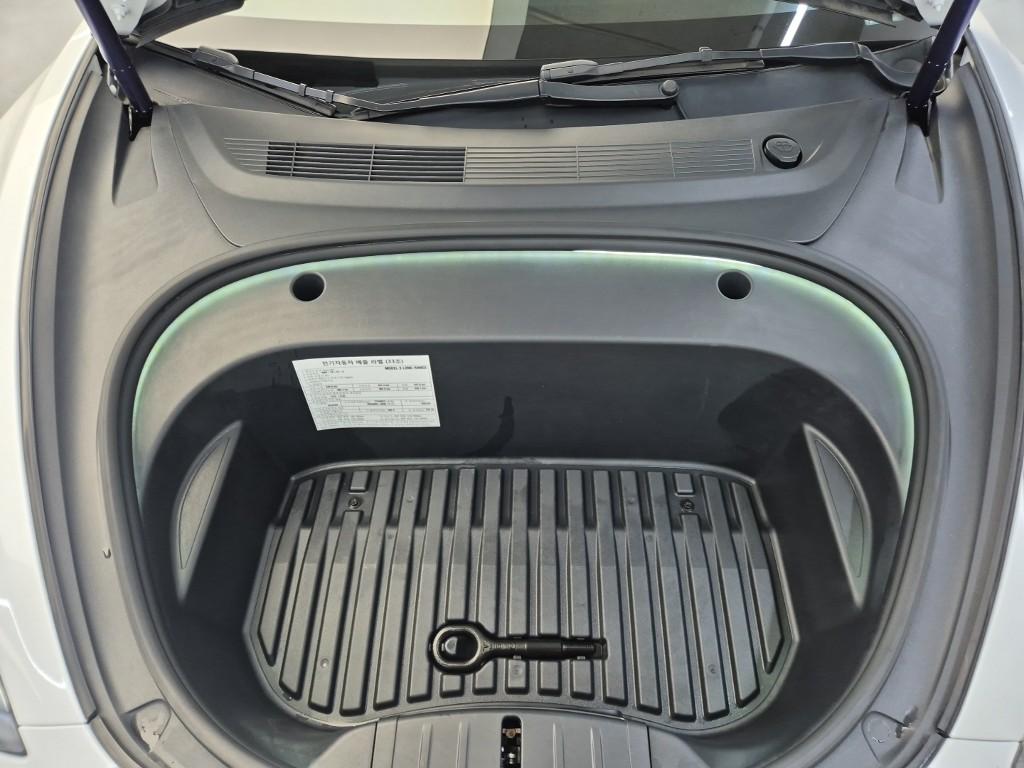Tesla Model 3 EV AWD