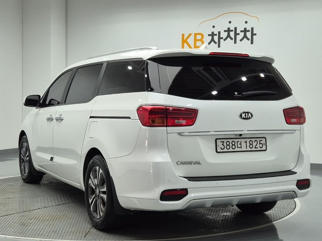 KIA The New Carnival 9-Seater Diesel