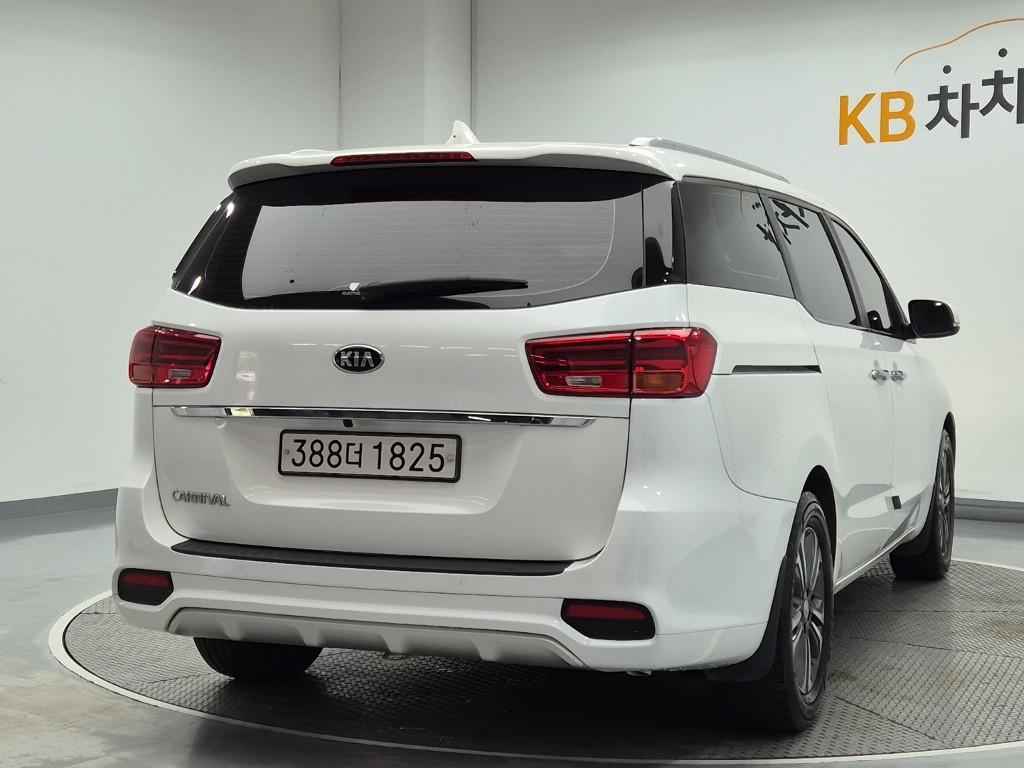 KIA The New Carnival 9-Seater Diesel