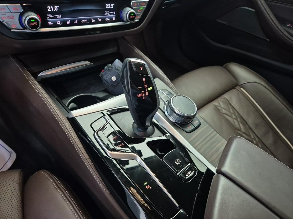BMW 5 Series (7th Generation) 530i XDrive