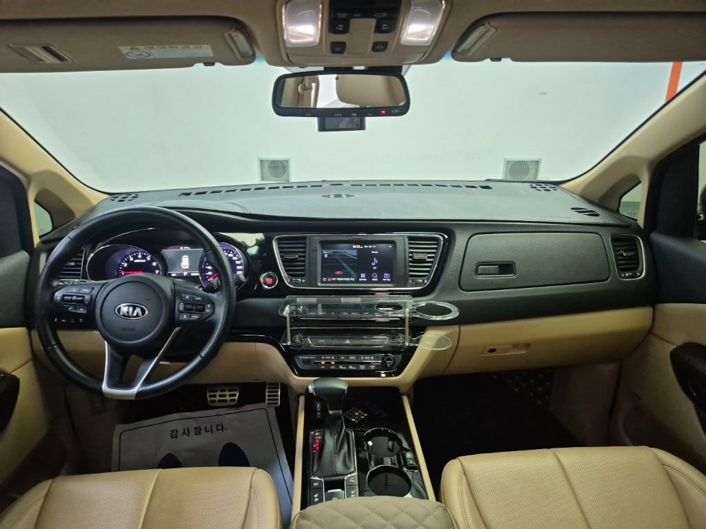 KIA The New Carnival Hi-Limousine 9-Seater Gasoline
