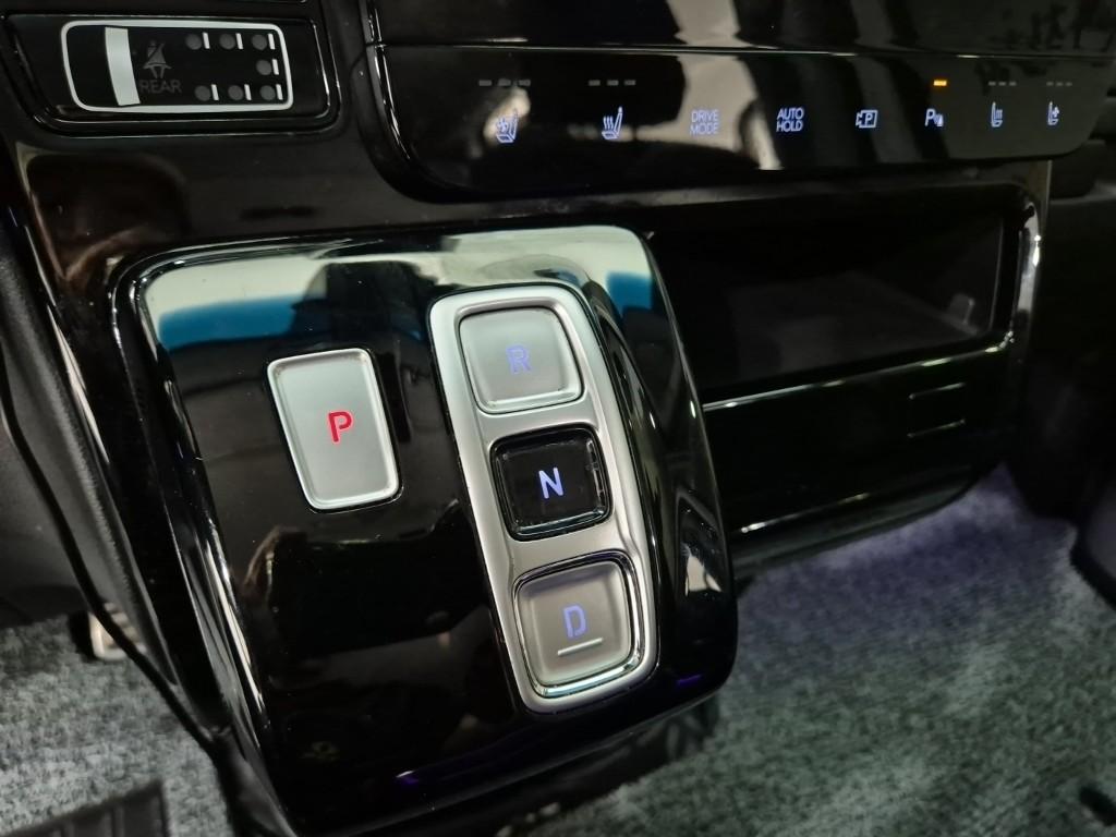 HYUNDAI Staria 3.5 LPG Lounge 9-Seater