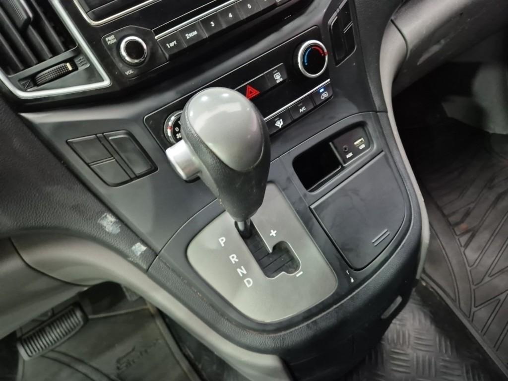 HYUNDAI Grand Starex 3-Seater Diesel Van
