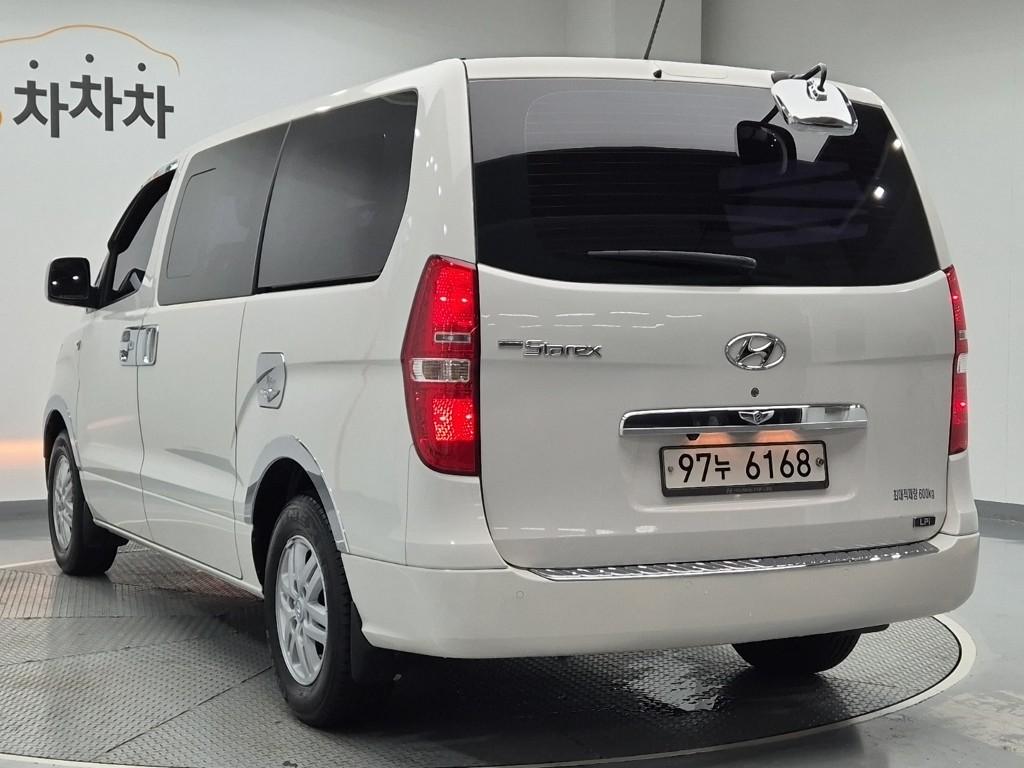 HYUNDAI The New Grand Starex 5-Seater LPi Van