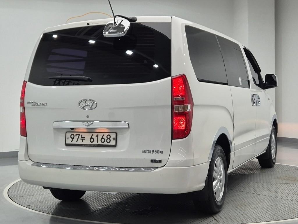 HYUNDAI The New Grand Starex 5-Seater LPi Van