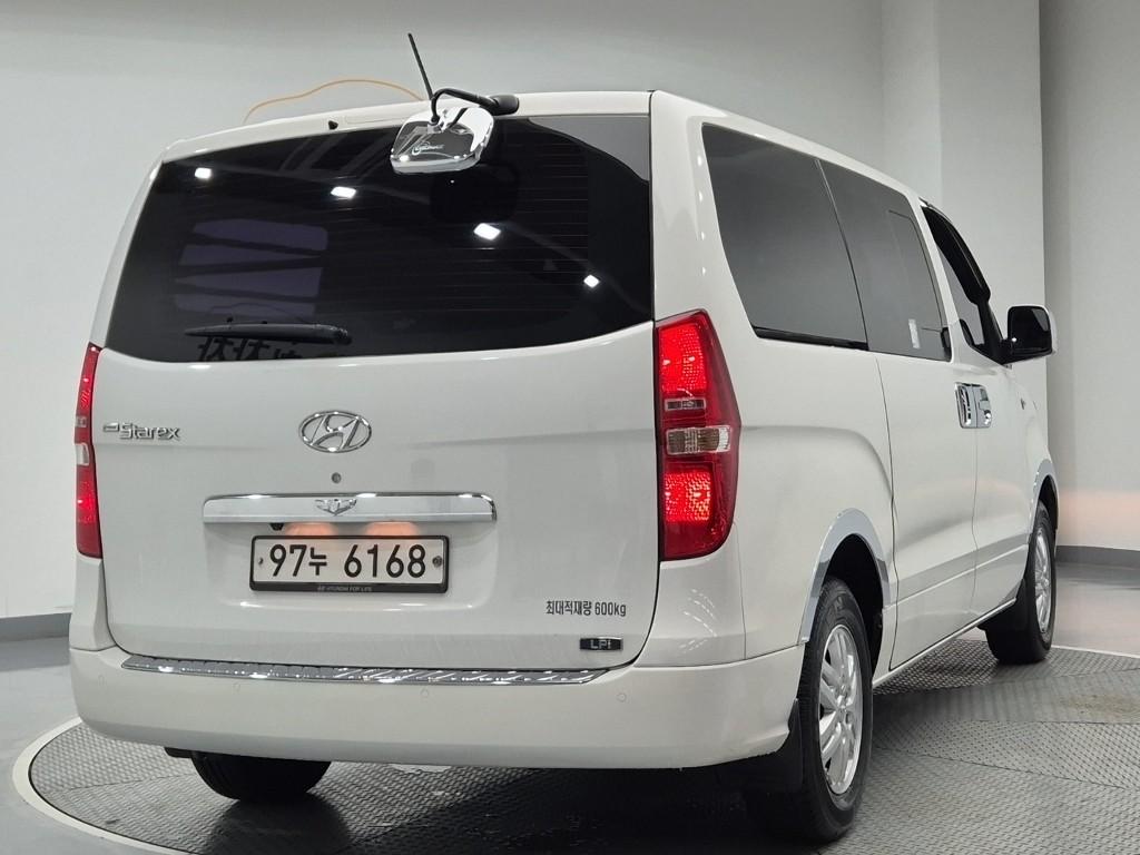 HYUNDAI The New Grand Starex 5-Seater LPi Van
