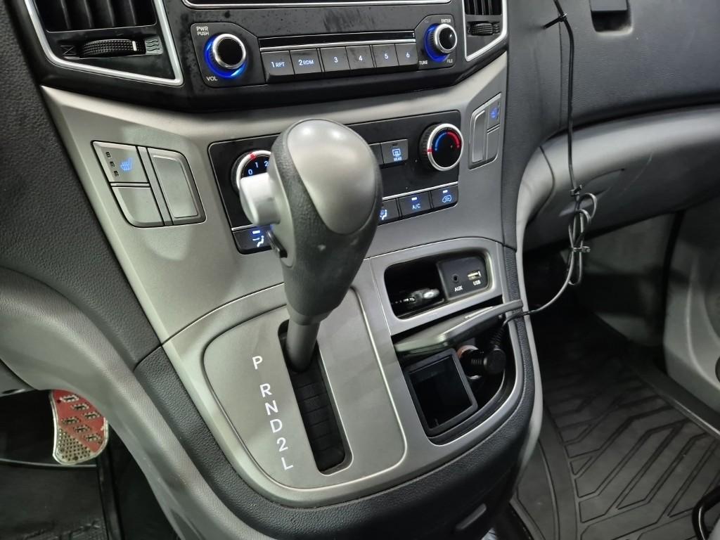 HYUNDAI The New Grand Starex 5-Seater LPi Van