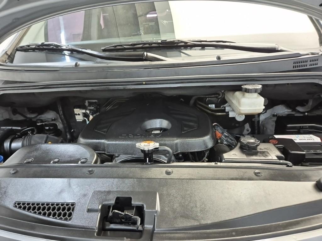 HYUNDAI Grand Starex 12-Seater Diesel