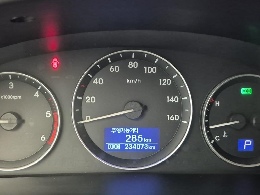HYUNDAI Grand Starex 12-Seater Diesel