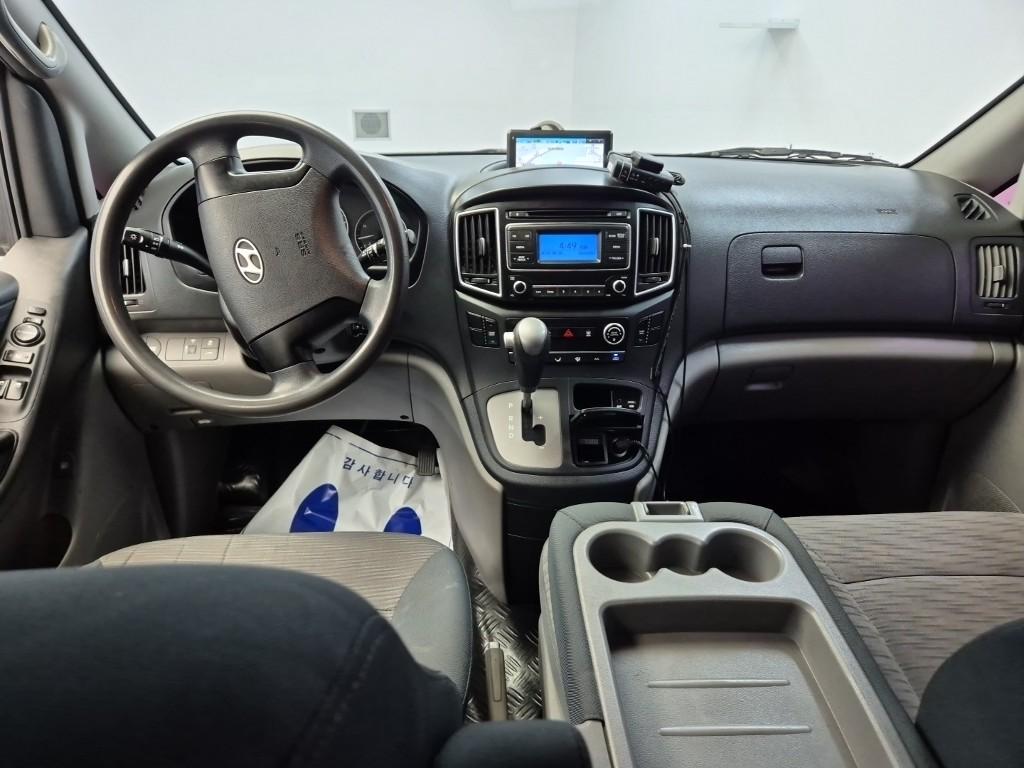 HYUNDAI Grand Starex 12-Seater Diesel