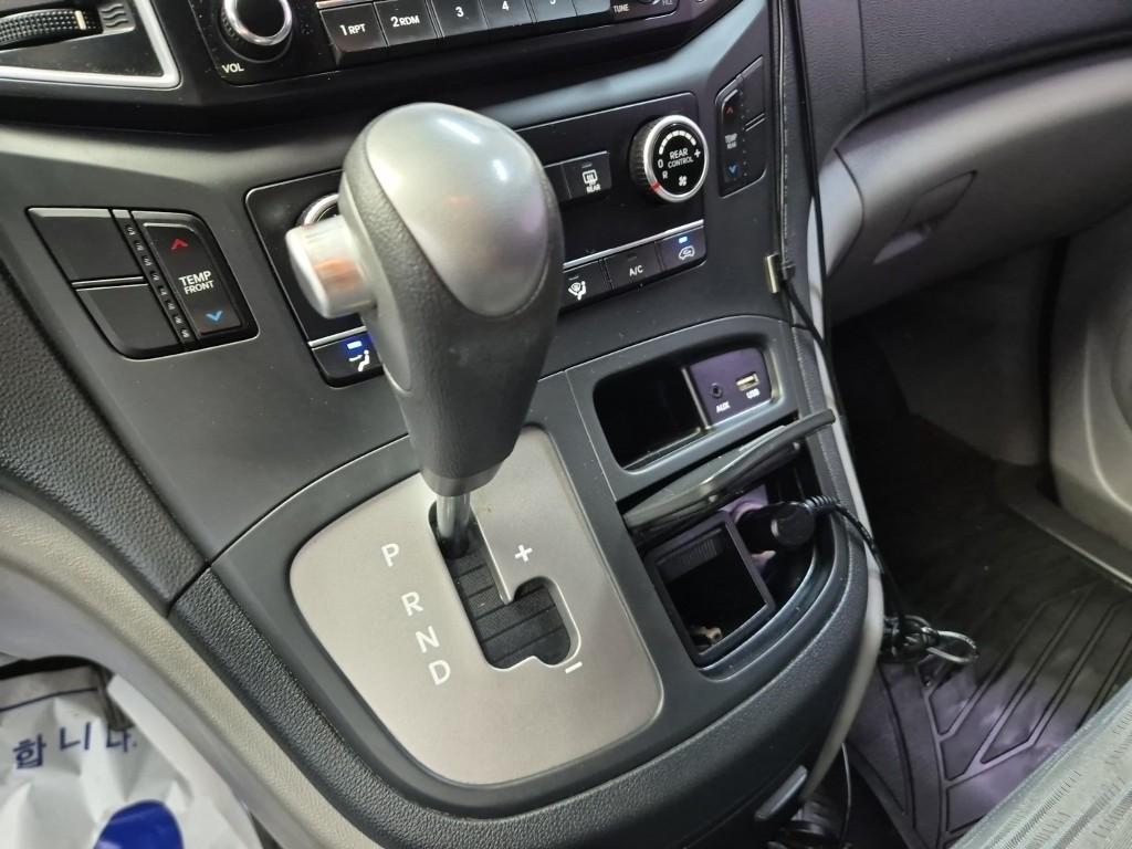 HYUNDAI Grand Starex 12-Seater Diesel