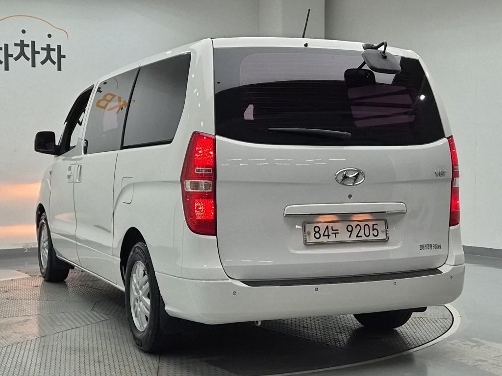 HYUNDAI Grand Starex 5-Seater Diesel Van