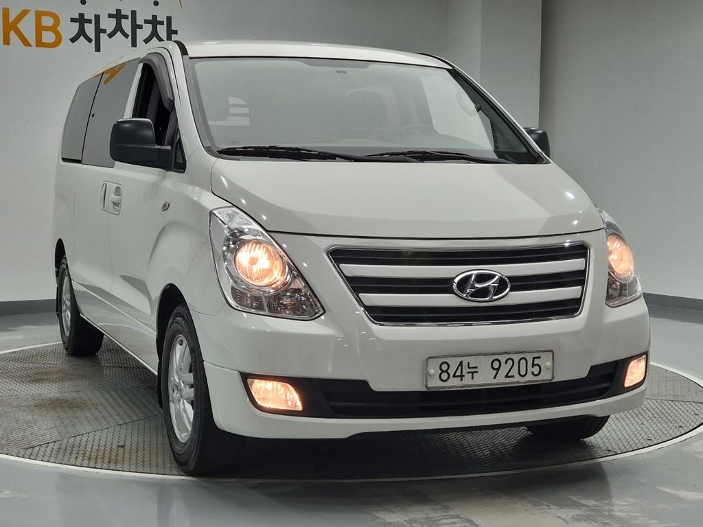 HYUNDAI Grand Starex 5-Seater Diesel Van