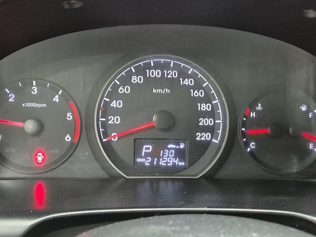 HYUNDAI Grand Starex 5-Seater Diesel Van
