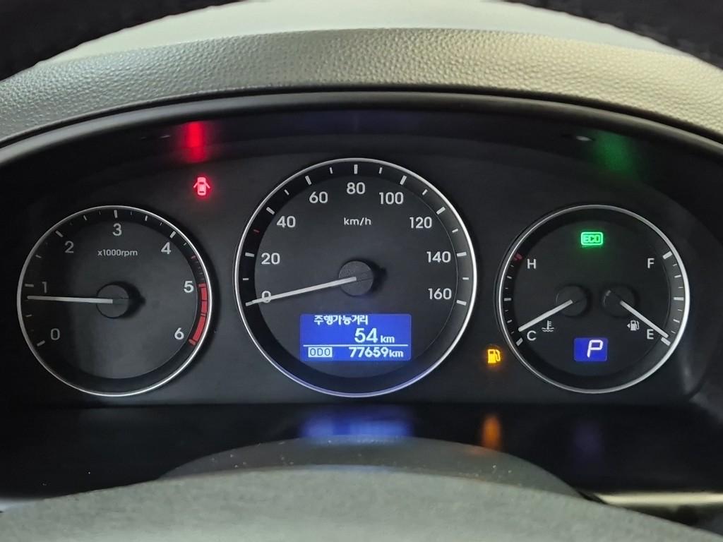 HYUNDAI Grand Starex 12-Seater Diesel