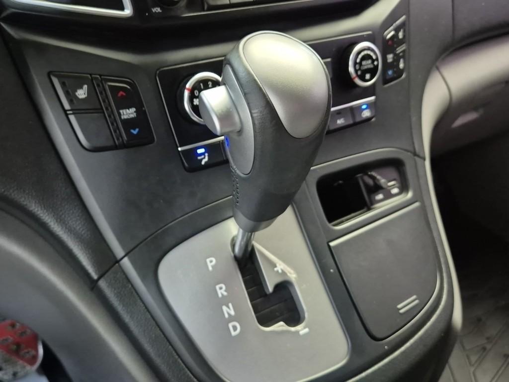HYUNDAI Grand Starex 12-Seater Diesel