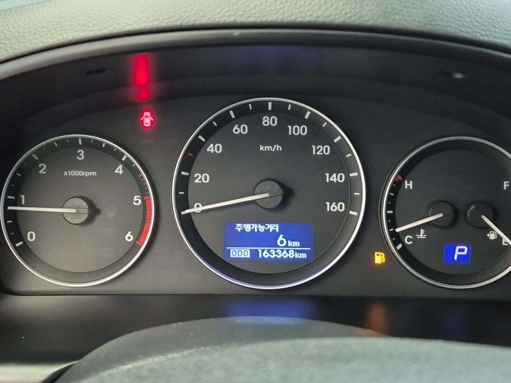 HYUNDAI Grand Starex 11-Seater Diesel