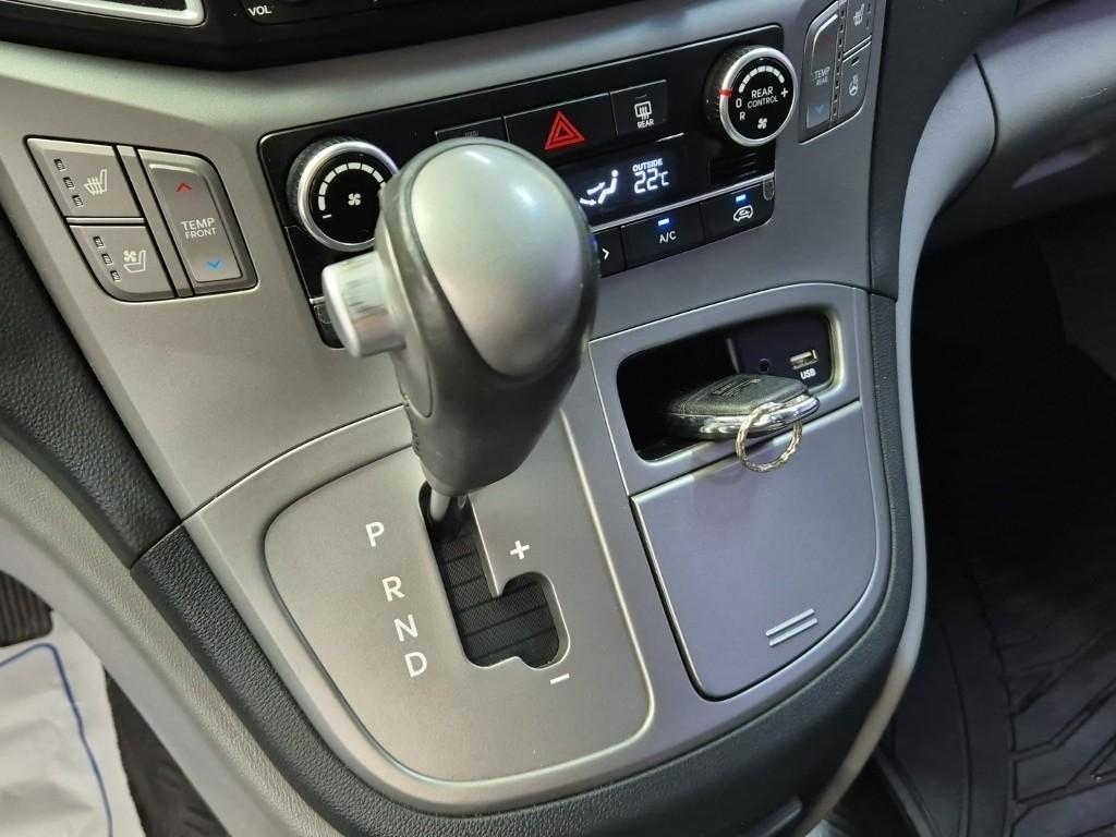 HYUNDAI Grand Starex 11-Seater Diesel