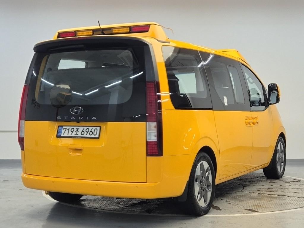 HYUNDAI Staria 3.5 LPG Kinder 15-Seater