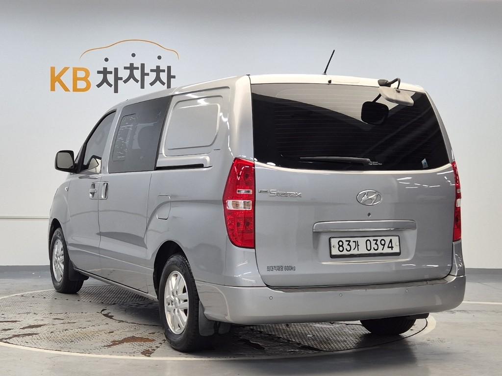 HYUNDAI Grand Starex 5-Seater LPi Van