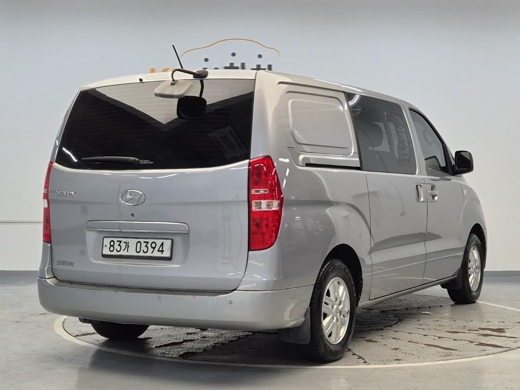 HYUNDAI Grand Starex 5-Seater LPi Van