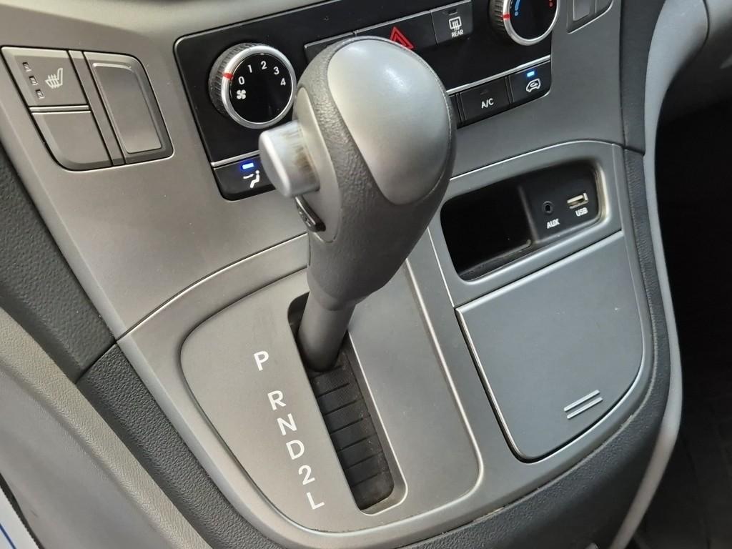 HYUNDAI Grand Starex 5-Seater LPi Van
