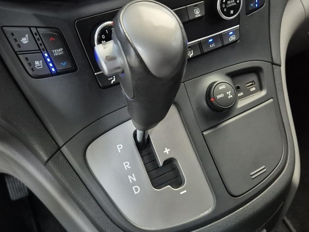 HYUNDAI The New Grand Starex 9-Seater Diesel 4WD