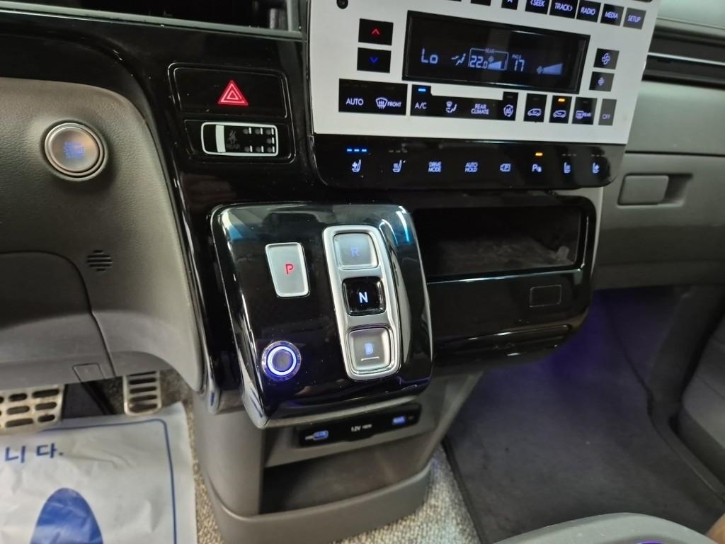 HYUNDAI Staria 3.5 LPG Lounge 9-Seater