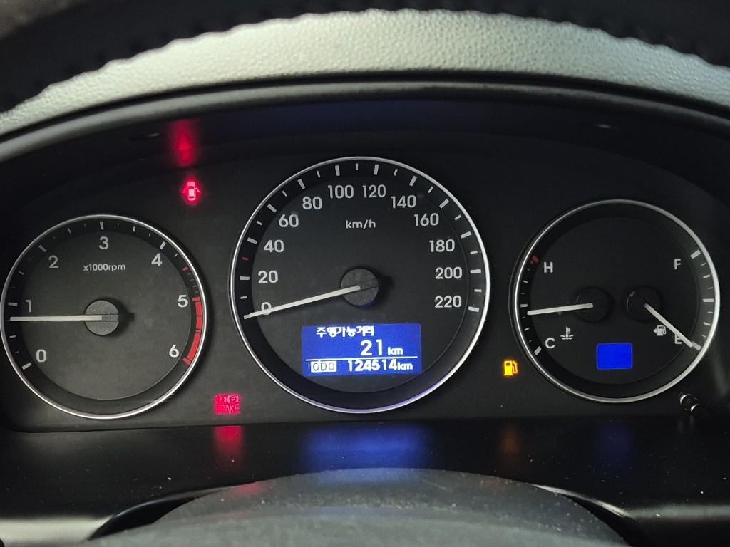 HYUNDAI The New Grand Starex 5-Seater Diesel Van