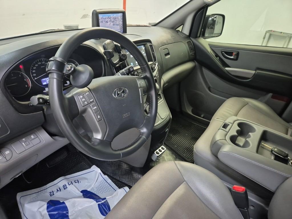 HYUNDAI The New Grand Starex 3-Seater Diesel Van