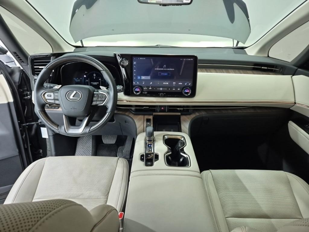 LEXUS LM (2nd Generation) 500h