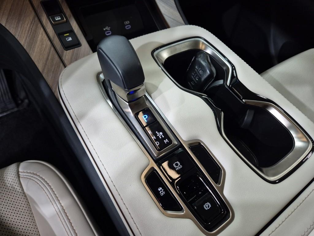 LEXUS LM (2nd Generation) 500h
