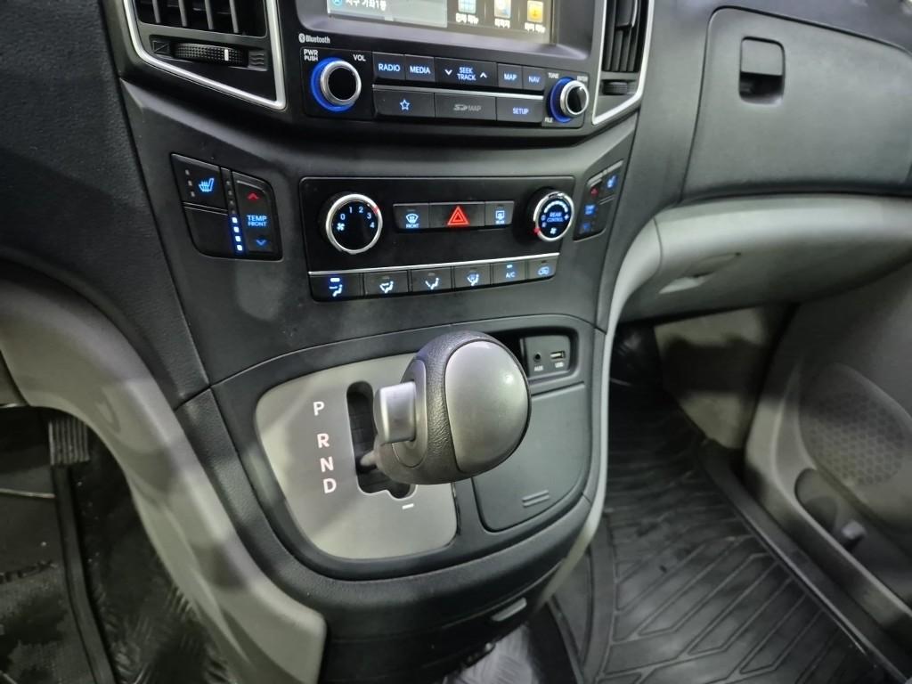 HYUNDAI The New Grand Starex 12-Seater Diesel