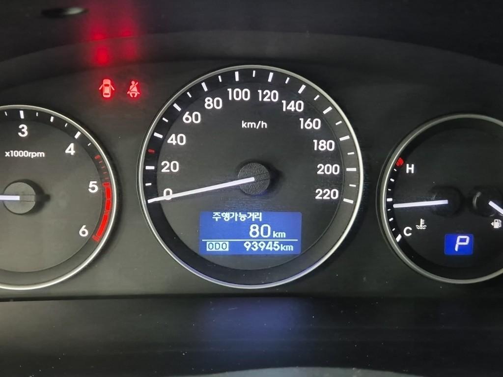 HYUNDAI The New Grand Starex 3-Seater Diesel Van