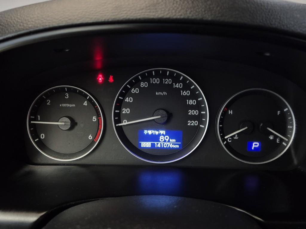 HYUNDAI The New Grand Starex 5-Seater Diesel Van