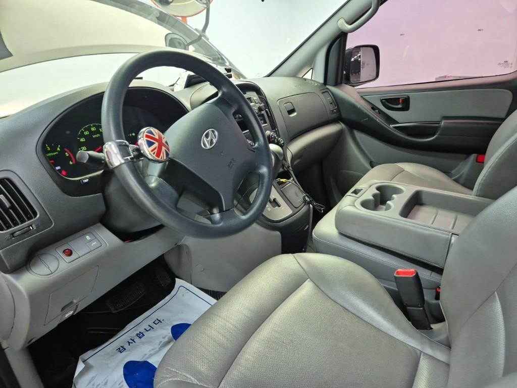 HYUNDAI Grand Starex 12-Seater Diesel