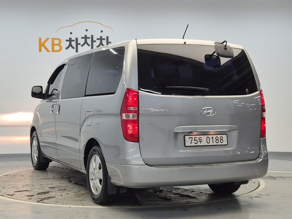 HYUNDAI The New Grand Starex 11-Seater Diesel
