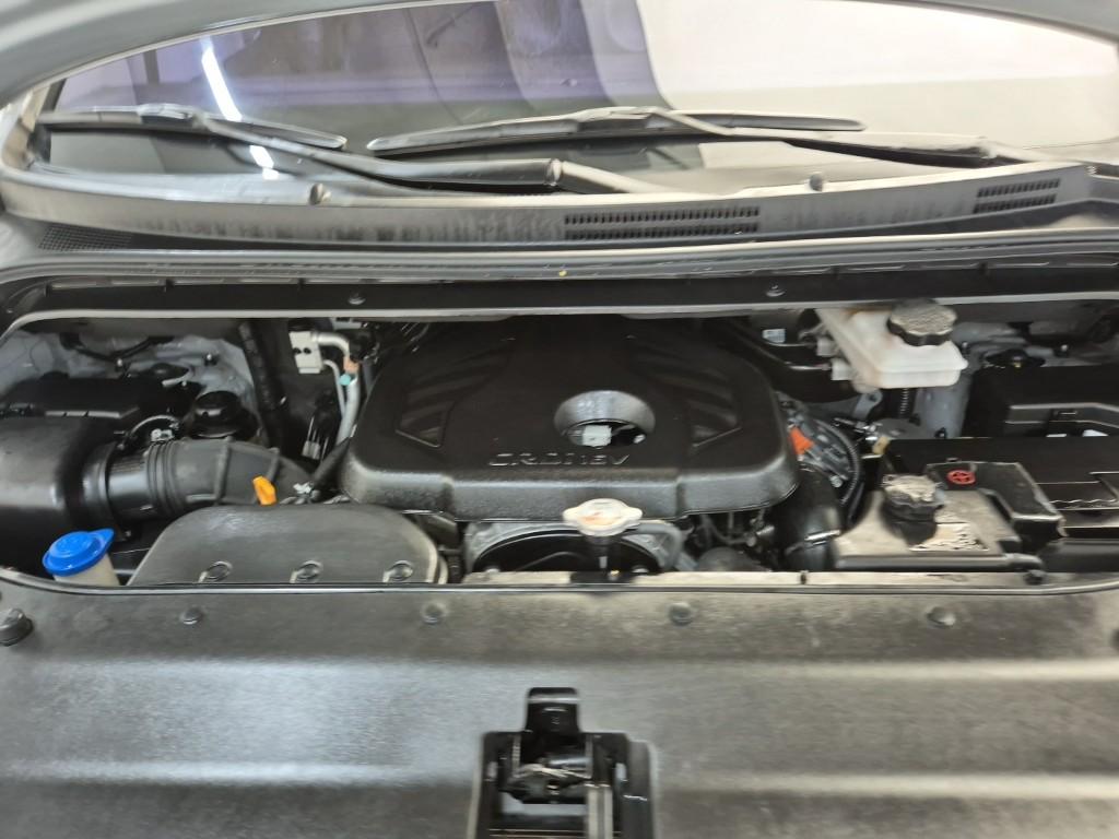 HYUNDAI The New Grand Starex 11-Seater Diesel