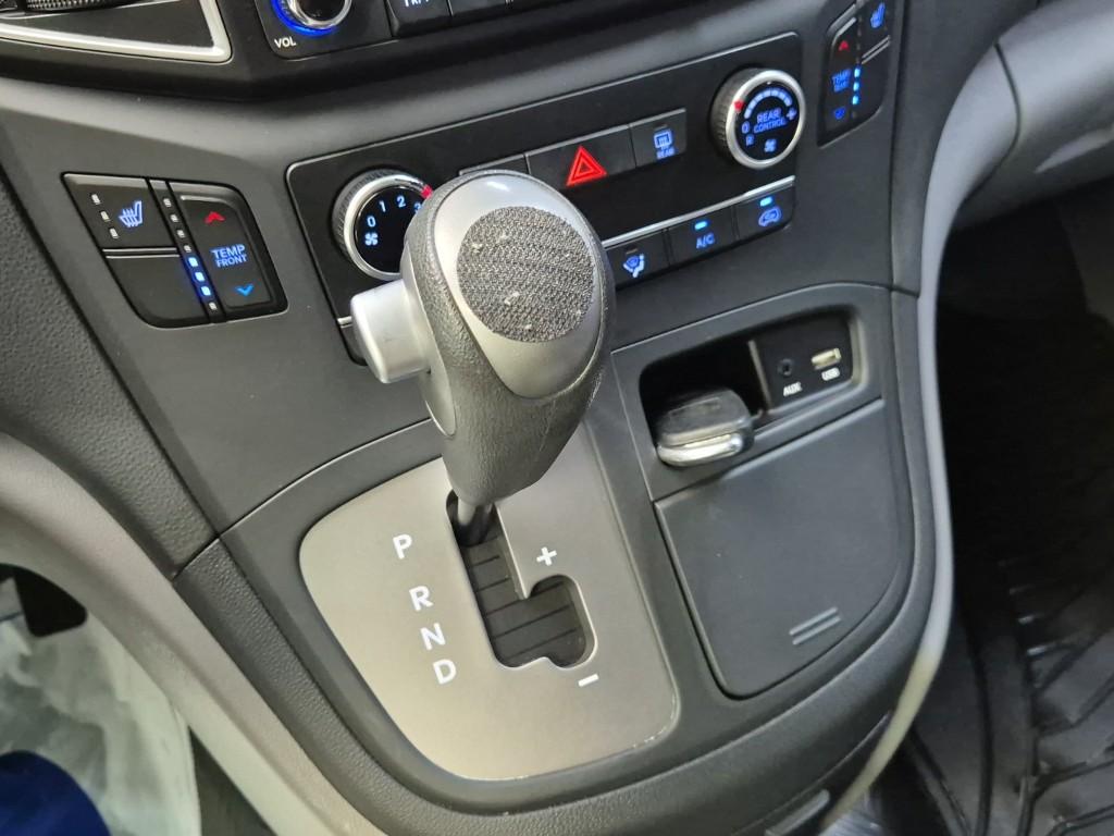 HYUNDAI The New Grand Starex 11-Seater Diesel