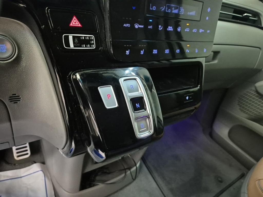 HYUNDAI Staria 3.5 LPG Lounge 9-Seater