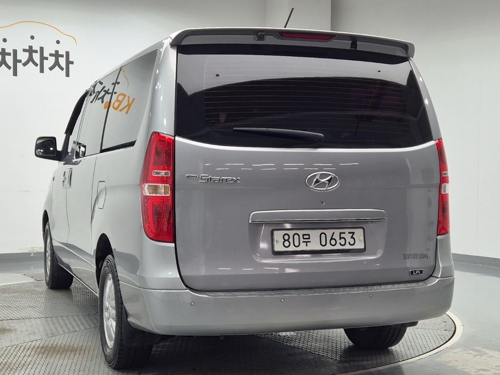 HYUNDAI Grand Starex 5-Seater LPi Van