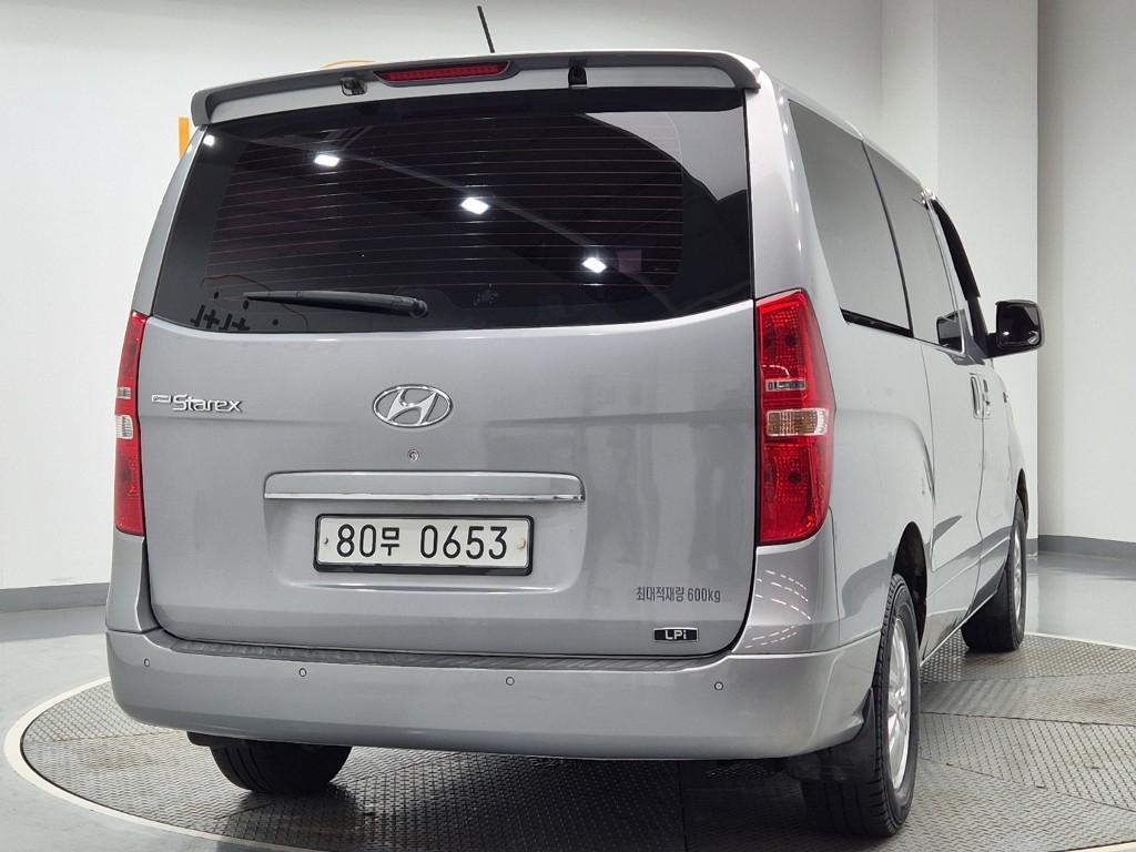 HYUNDAI Grand Starex 5-Seater LPi Van