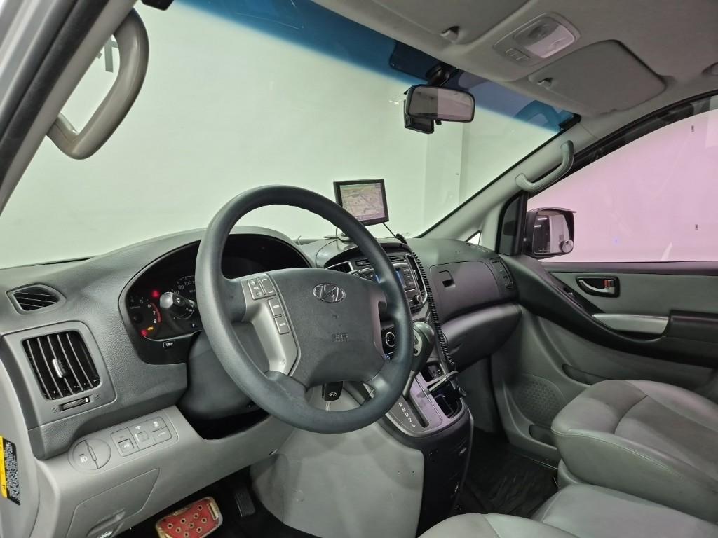 HYUNDAI Grand Starex 5-Seater LPi Van