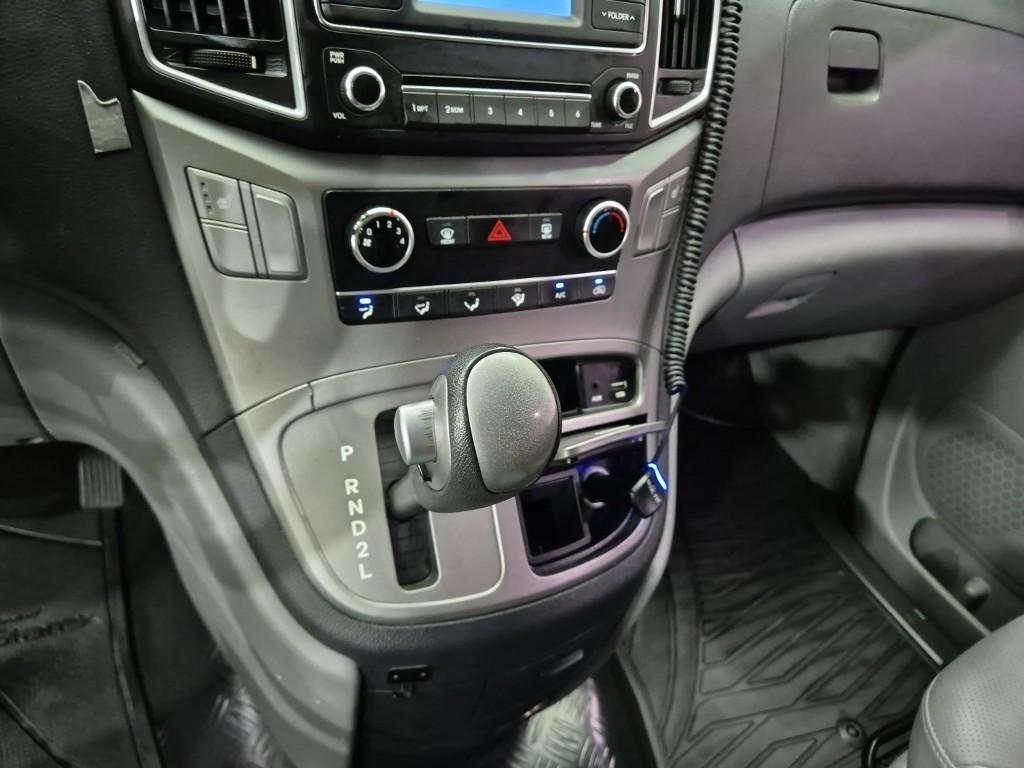 HYUNDAI Grand Starex 5-Seater LPi Van